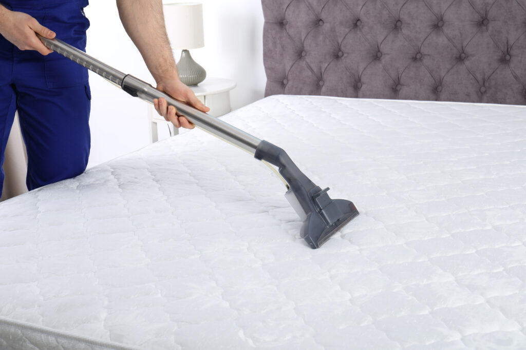 Cleaning mattress with vacuum